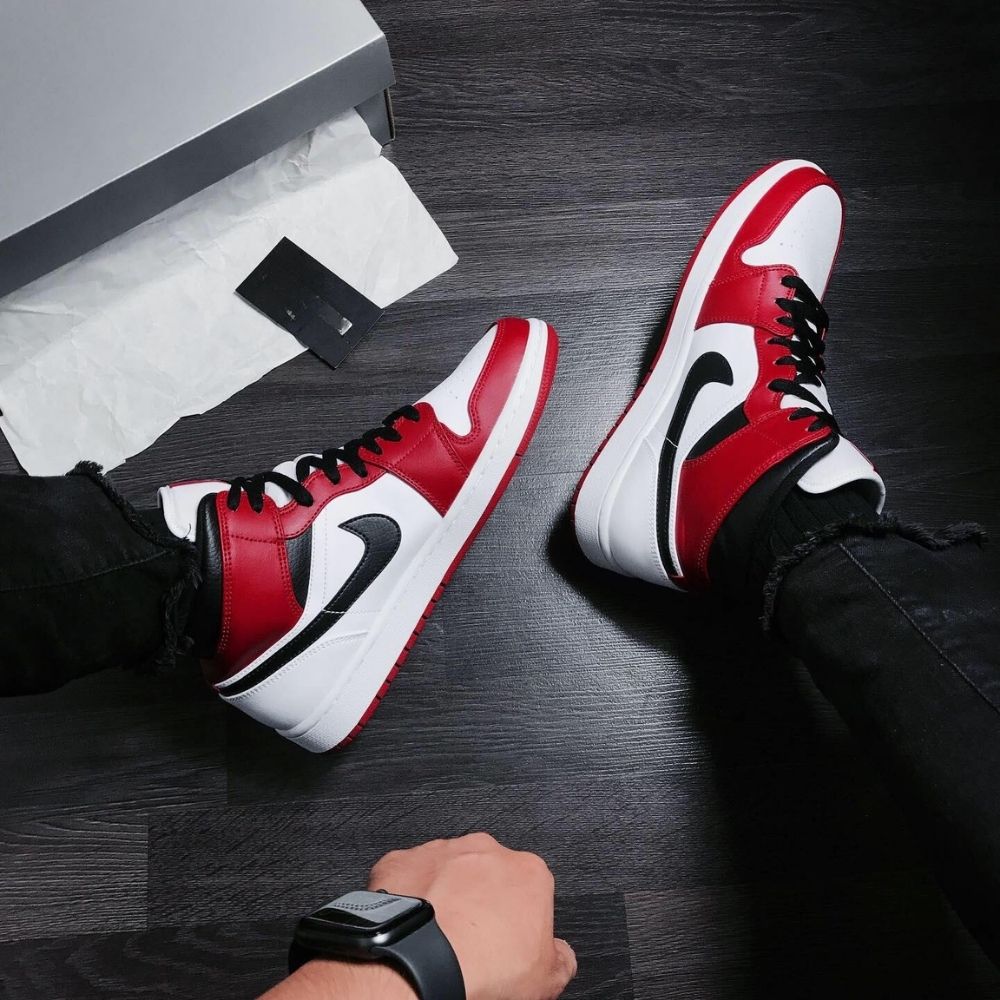 Air Jordan 1 Mid Chicago Red White