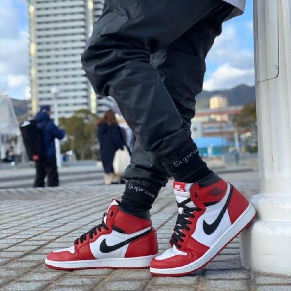 Air Jordan 1 Retro High OG Chicago Lost n Found Red